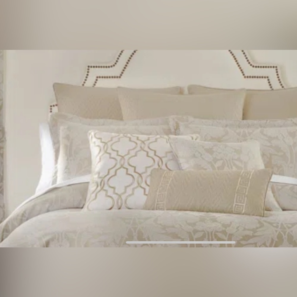 Rose Tree Lucianna Collection Pillow Sham 26” x 20”
Colors: Taupe and White NWT